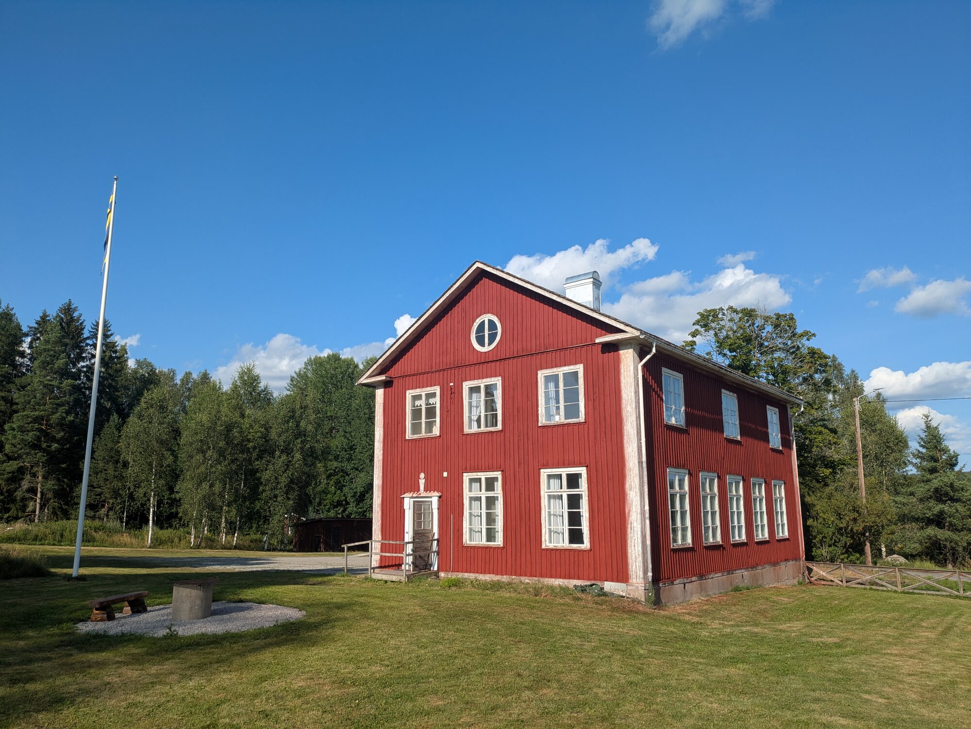 Trädgården bakom huset