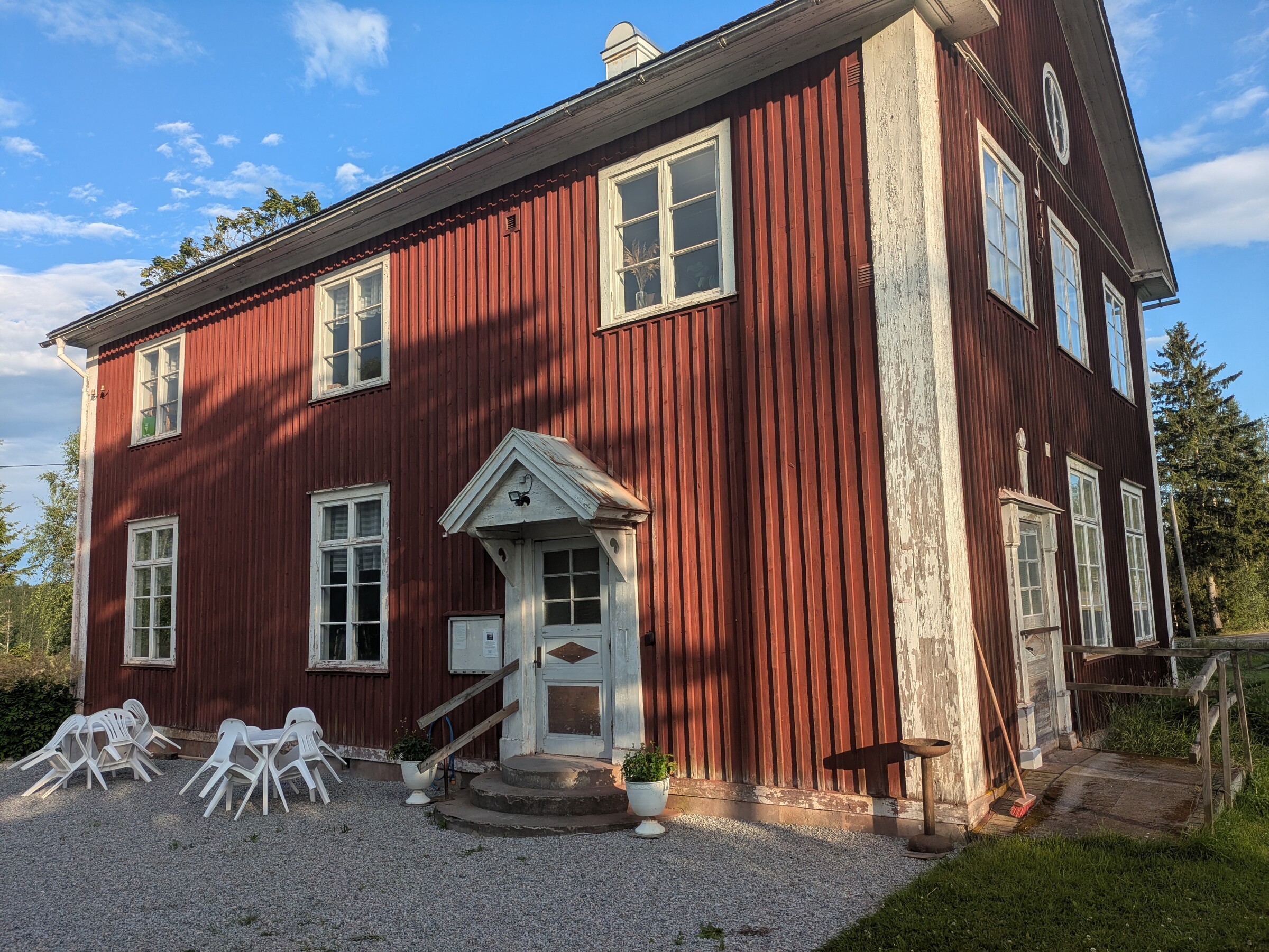 Rackstad Hembygdsgård — skolans framsida en sommarkväll