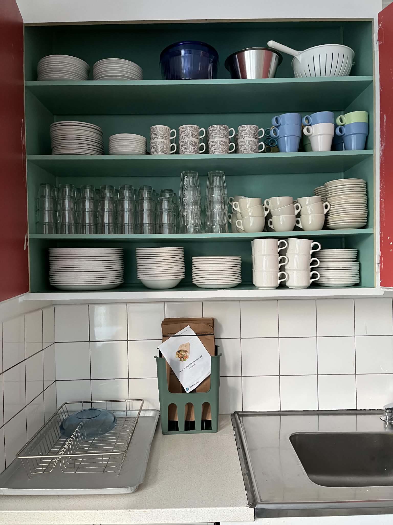 Öppna hyllor med tallrikar, koppar och glas