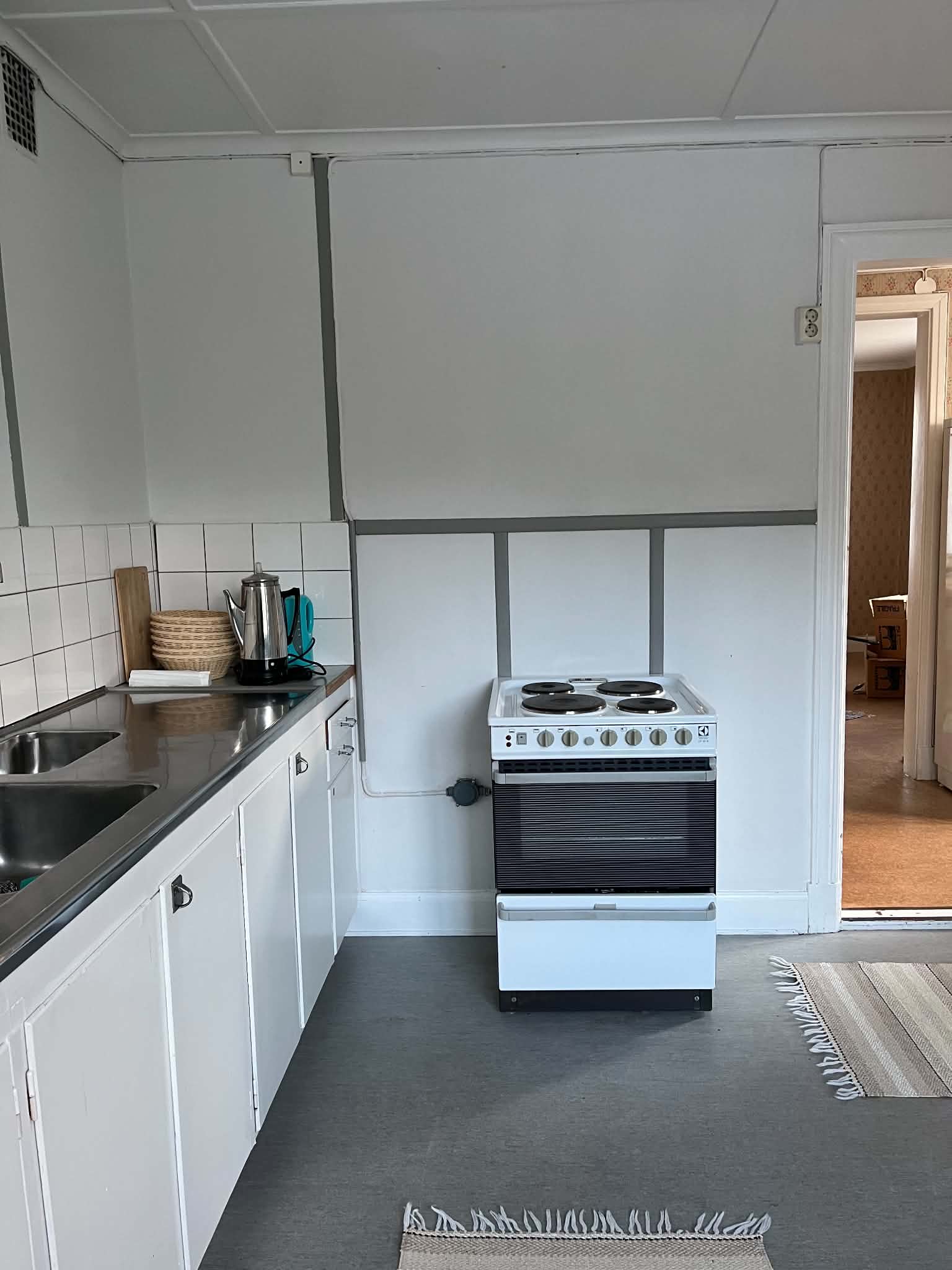 Köket med spis och arbetsbänk