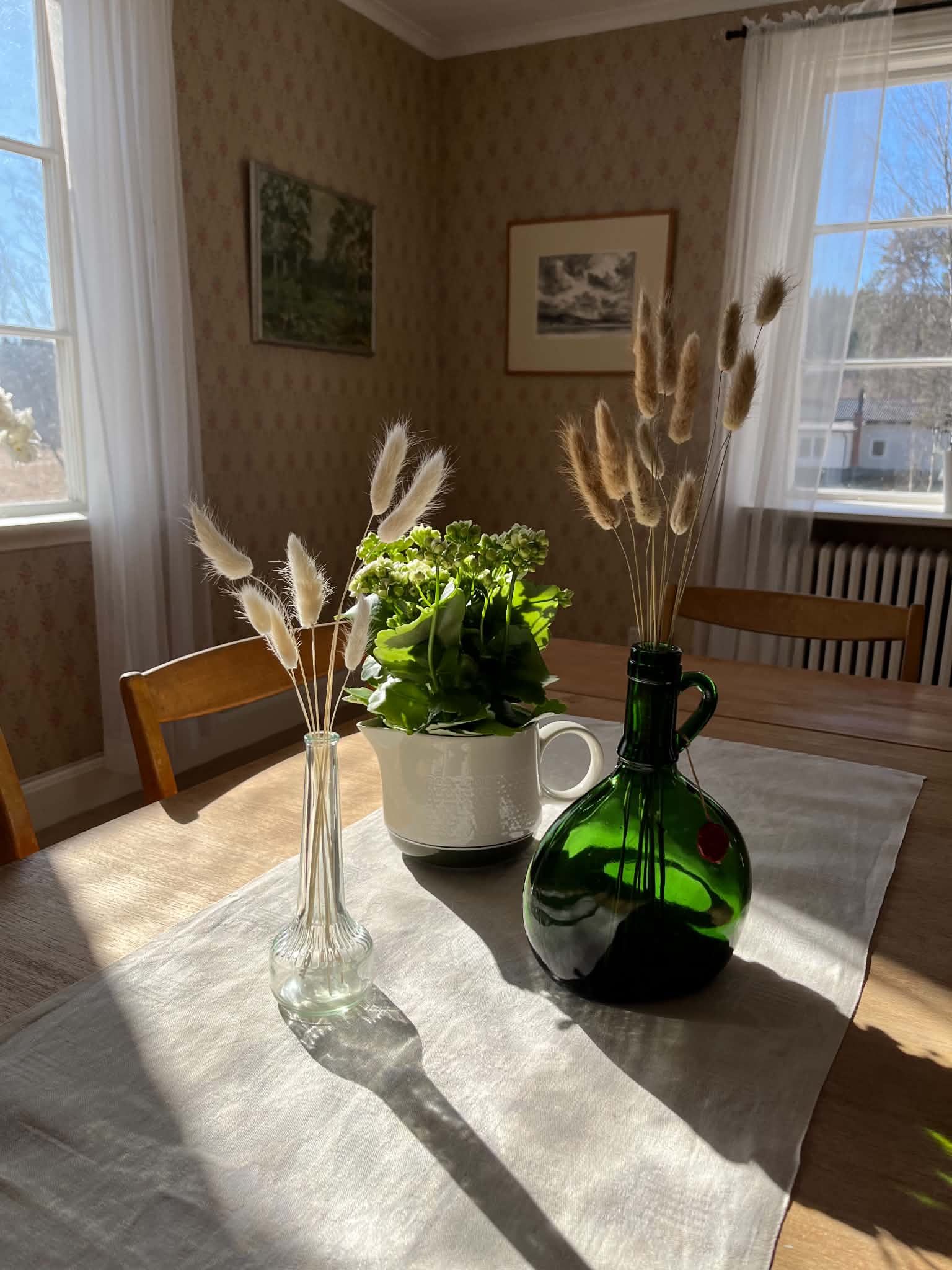 Blomsterarrangemang i eftermiddagsljus på övervåningen
