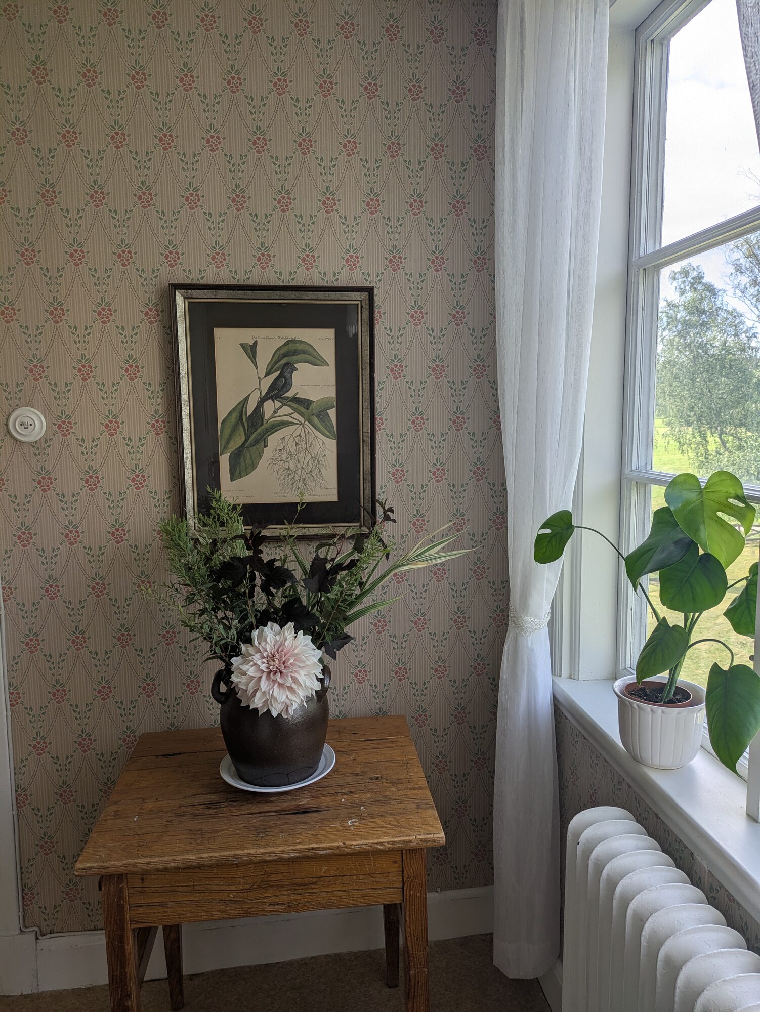 Blomsterarrangemang vid fönstret på övervåningen