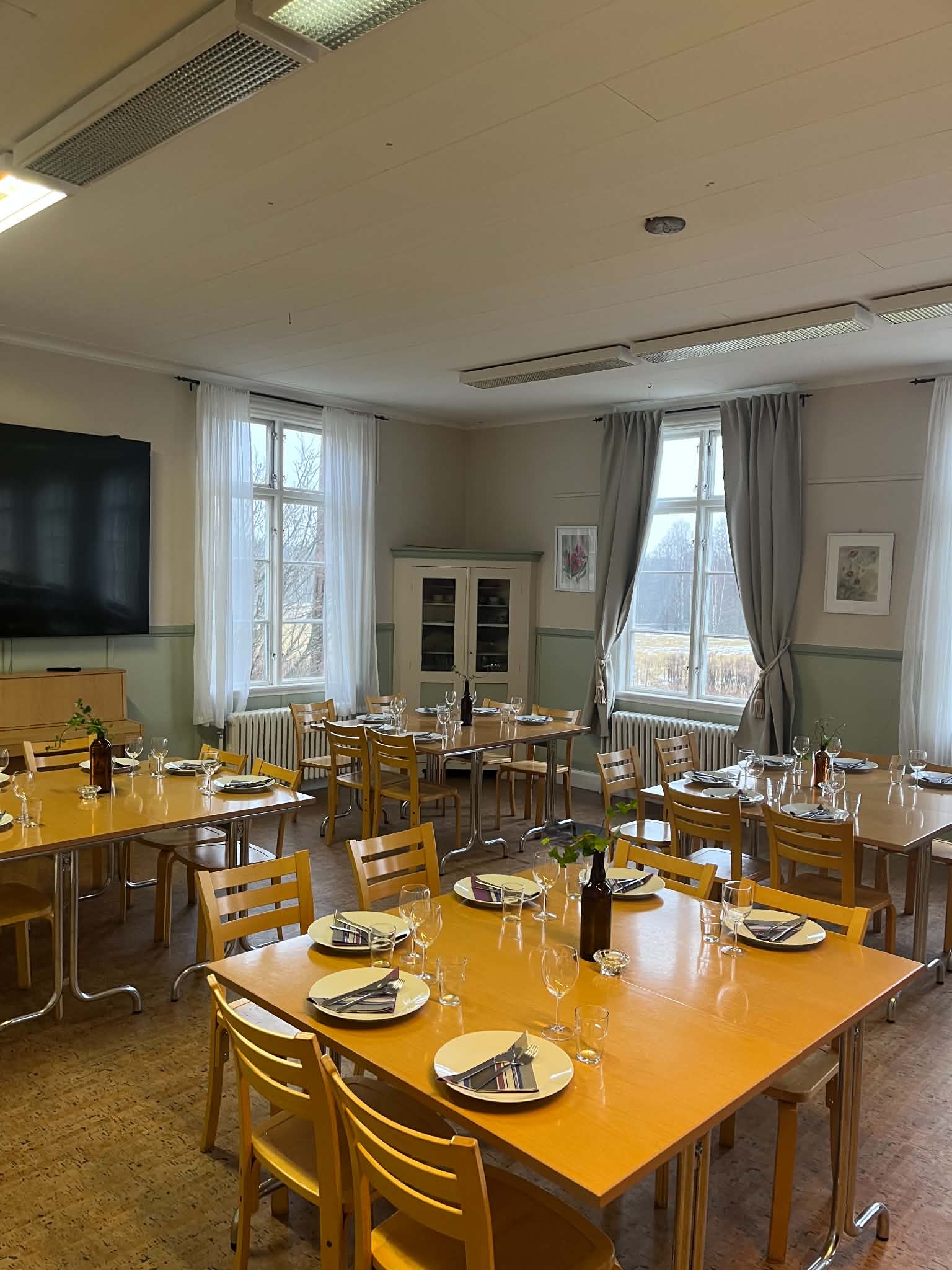 Stora salen dukat för middag med vinglas och servetter