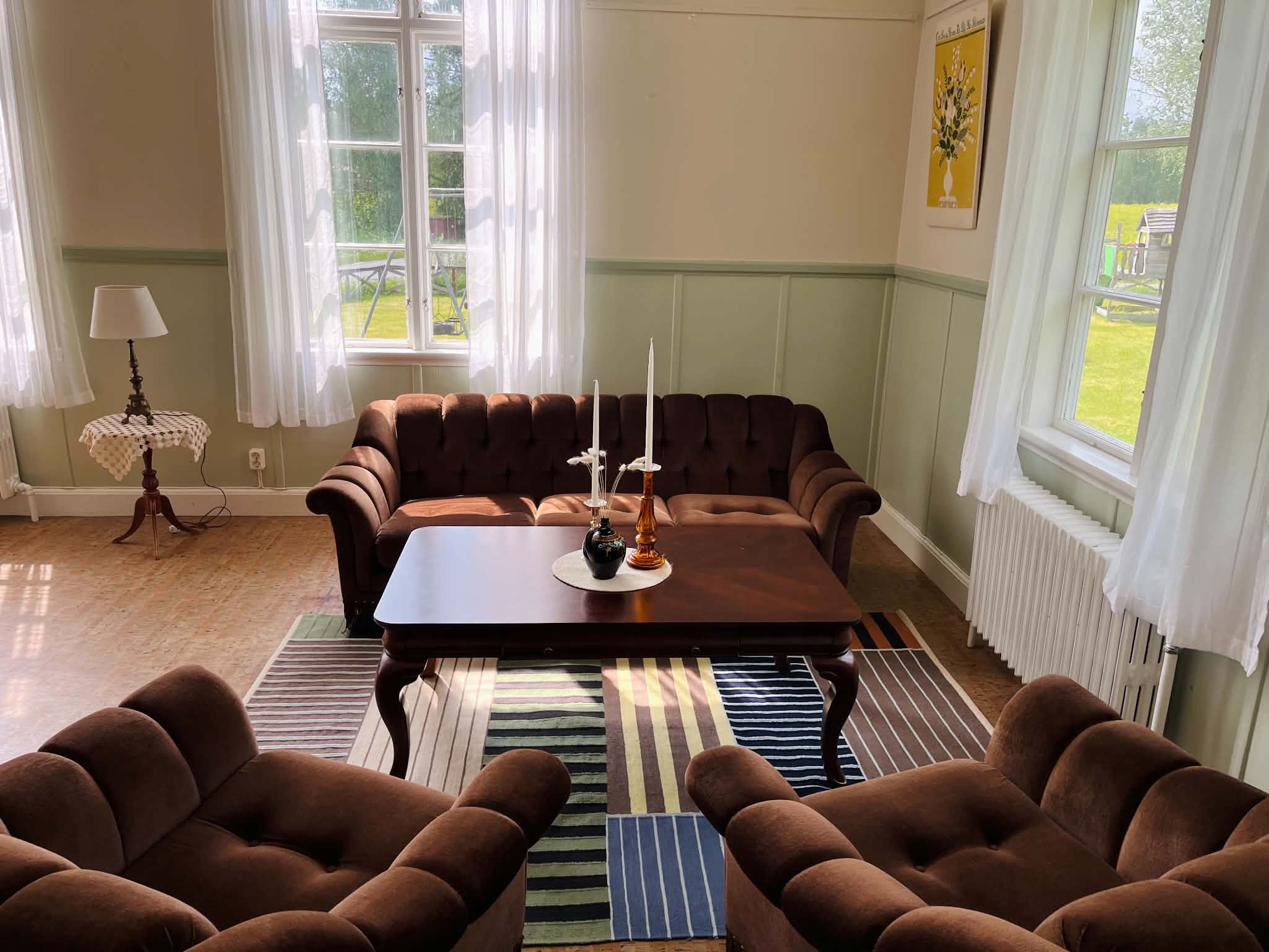 Sitthörnan med soffor i stora salen