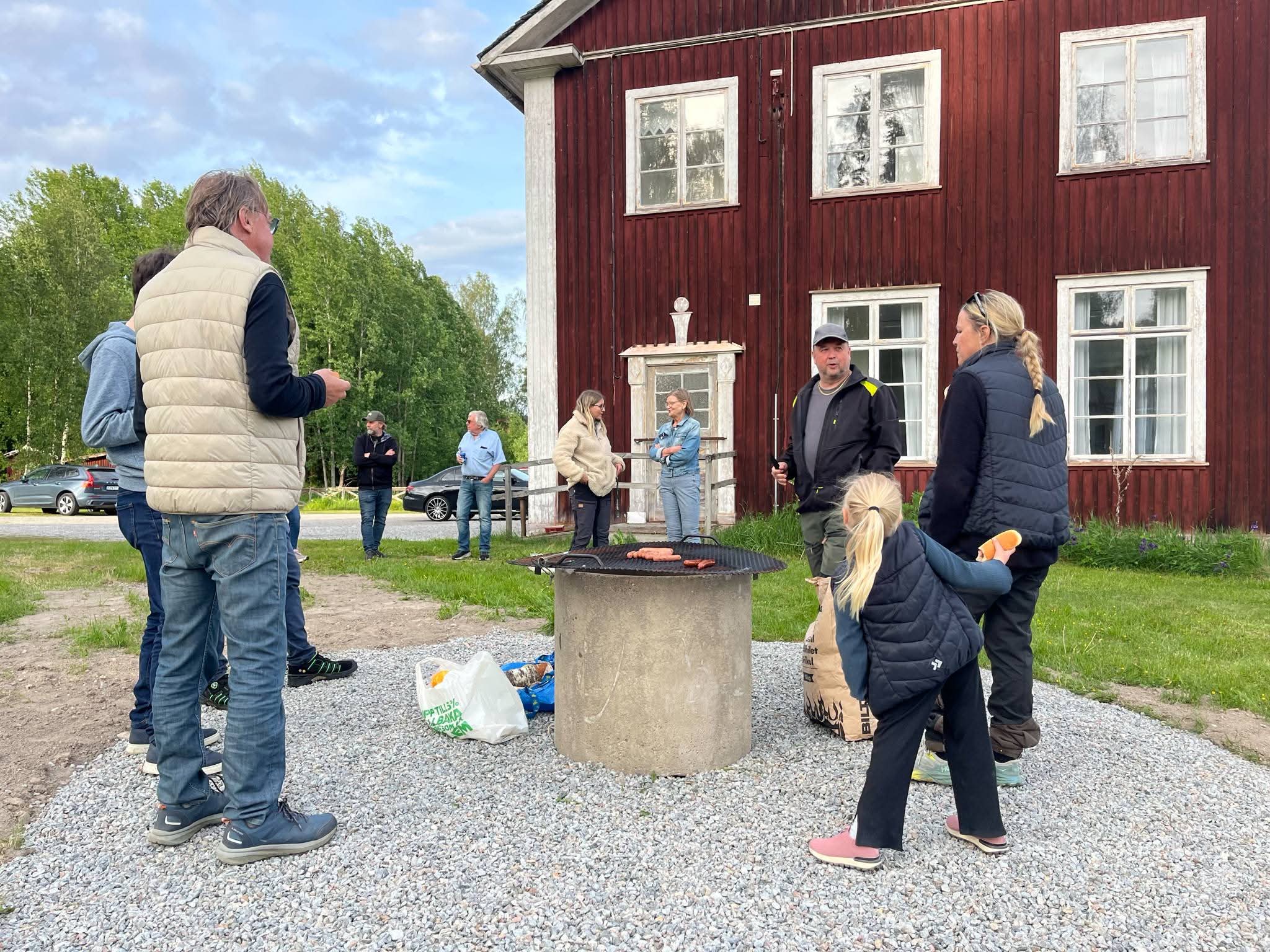 Invigning av grillplatsen — grannar samlade kring den nya eldstaden