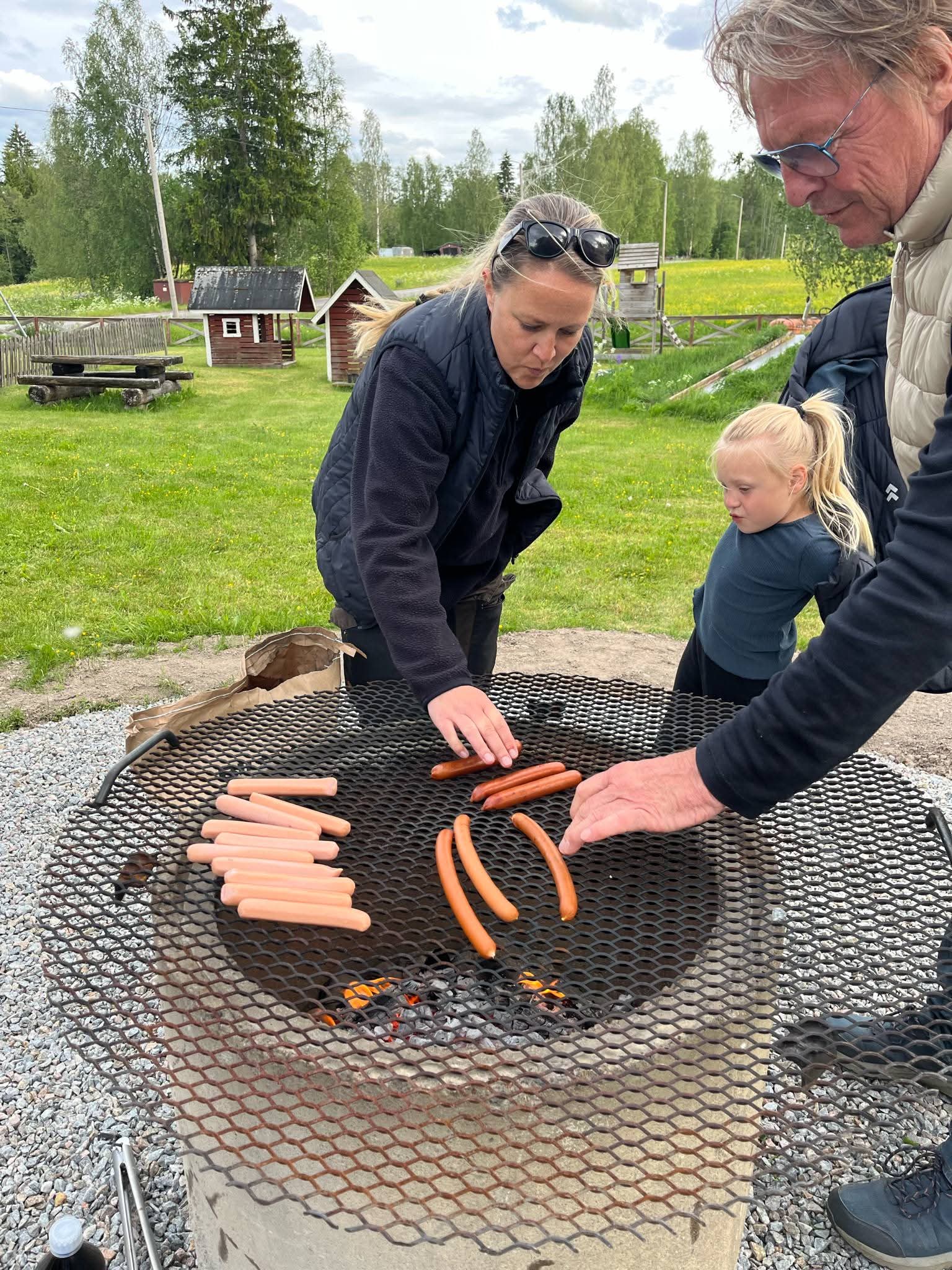 Korvgrillning på den nya grillplatsen