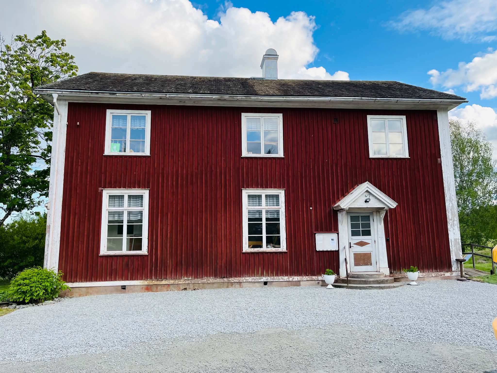 Skolans framsida med ny grusplan
