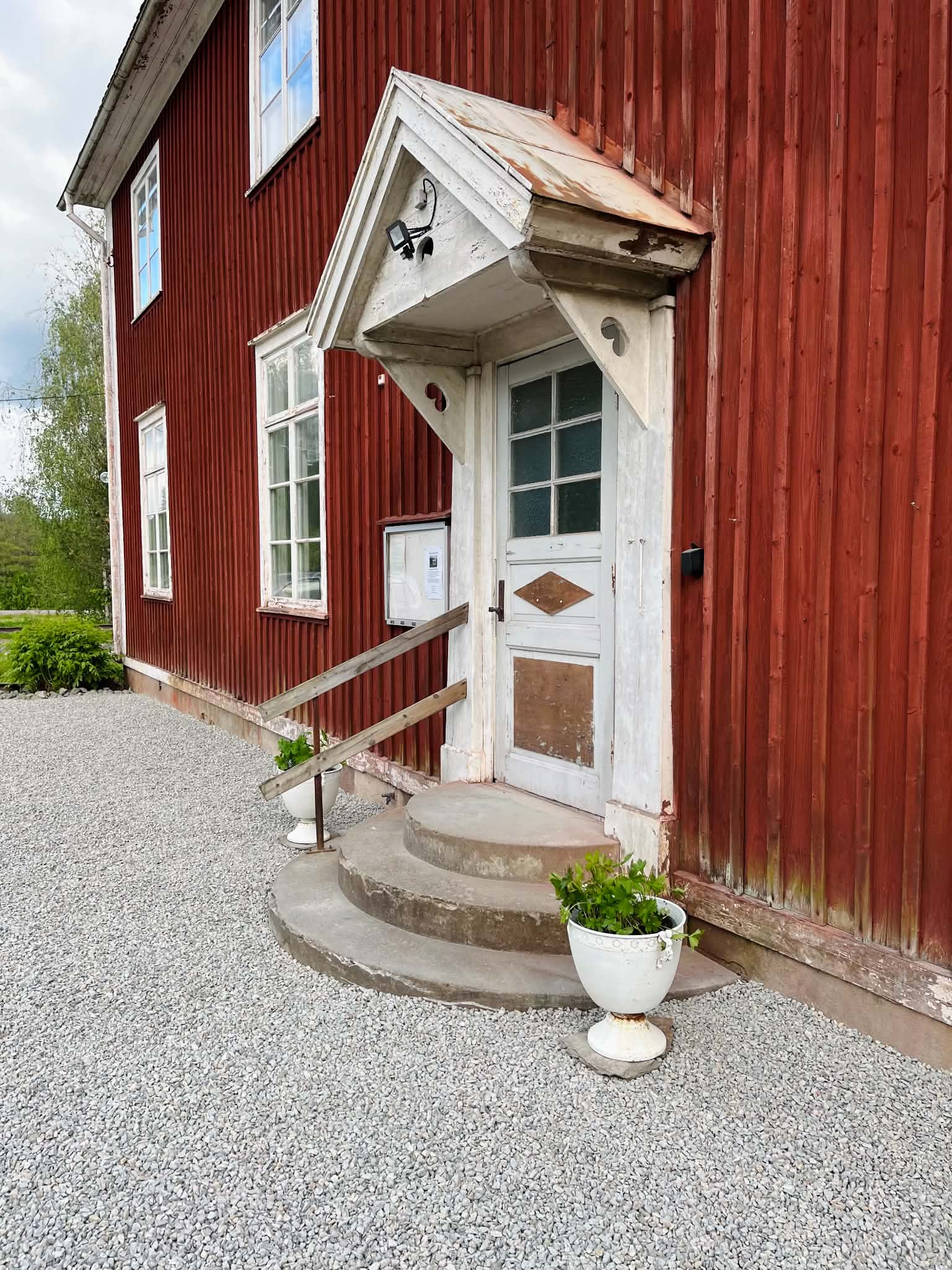 Entrén med stentrappa och blomlåda