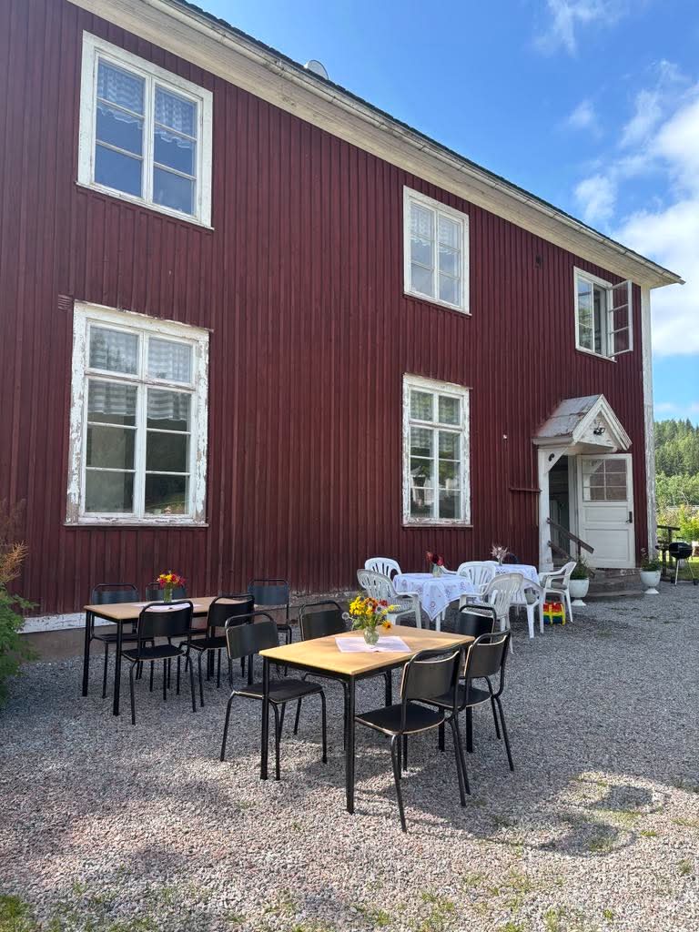 Bord och stolar uppställda utanför skolan för sommarloppis